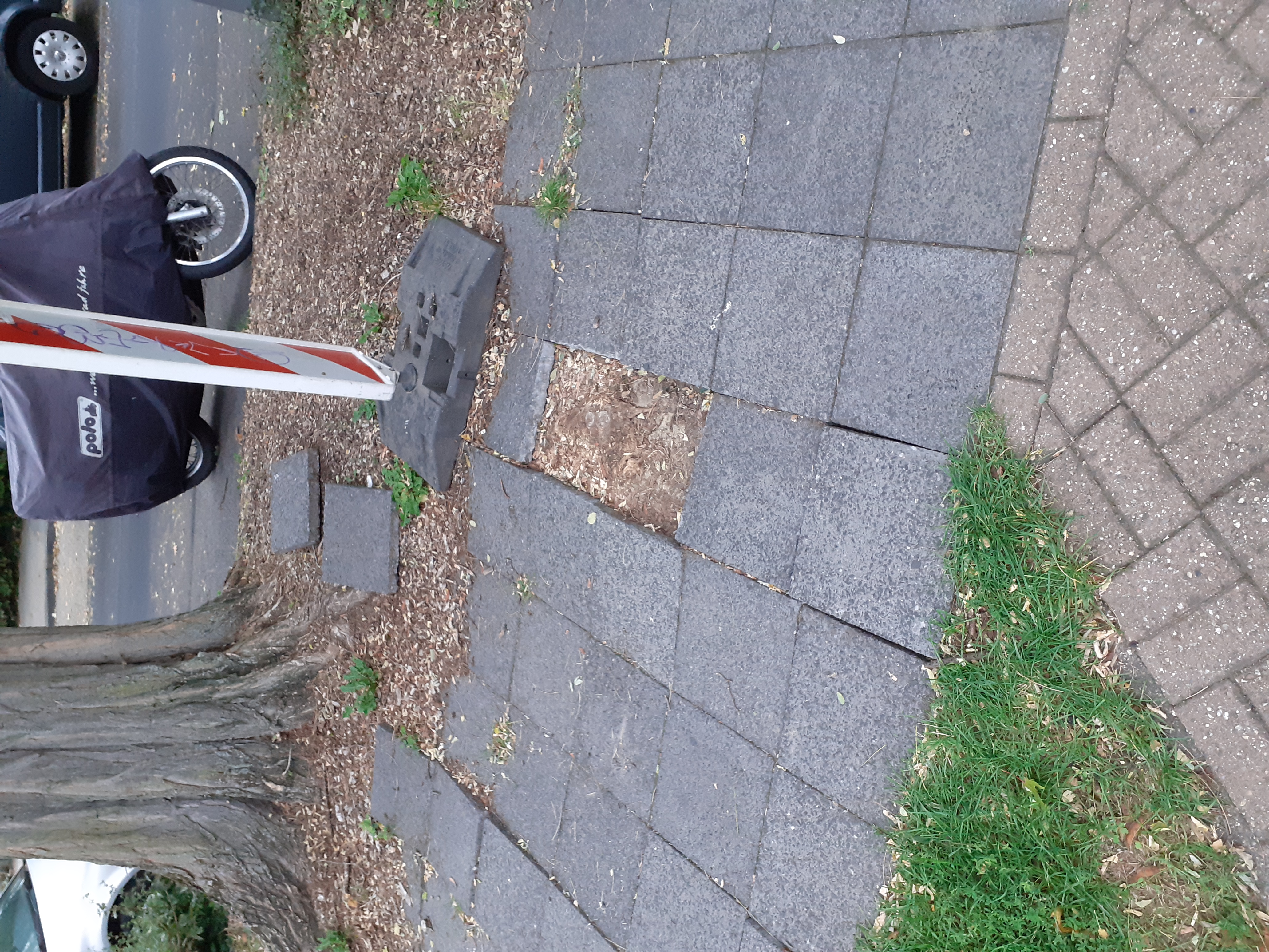 Fehlende Bodenplatten, im Umkreis gibt es noch eine weitere kaputte Platte