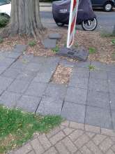 Fehlende Bodenplatten, im Umkreis gibt es noch eine weitere kaputte Platte