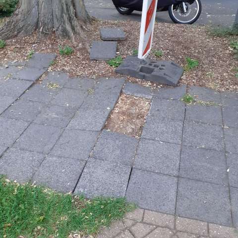 Fehlende Bodenplatten, im Umkreis gibt es noch eine weitere kaputte Platte